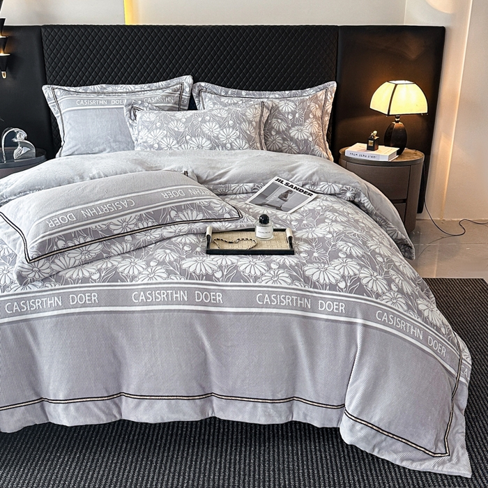 91家纺网 家纺一手货源 找家纺 诺梵家纺 2025新款8.2斤宽边织带雕花绒牛奶绒四件套 清雅-灰