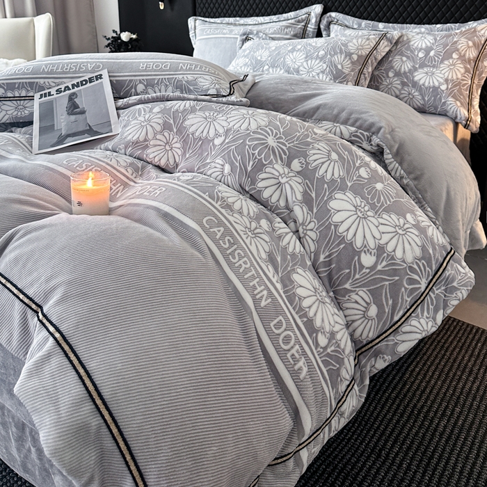 91家纺网 家纺一手货源 找家纺 诺梵家纺 2025新款8.2斤宽边织带雕花绒牛奶绒四件套 清雅-灰