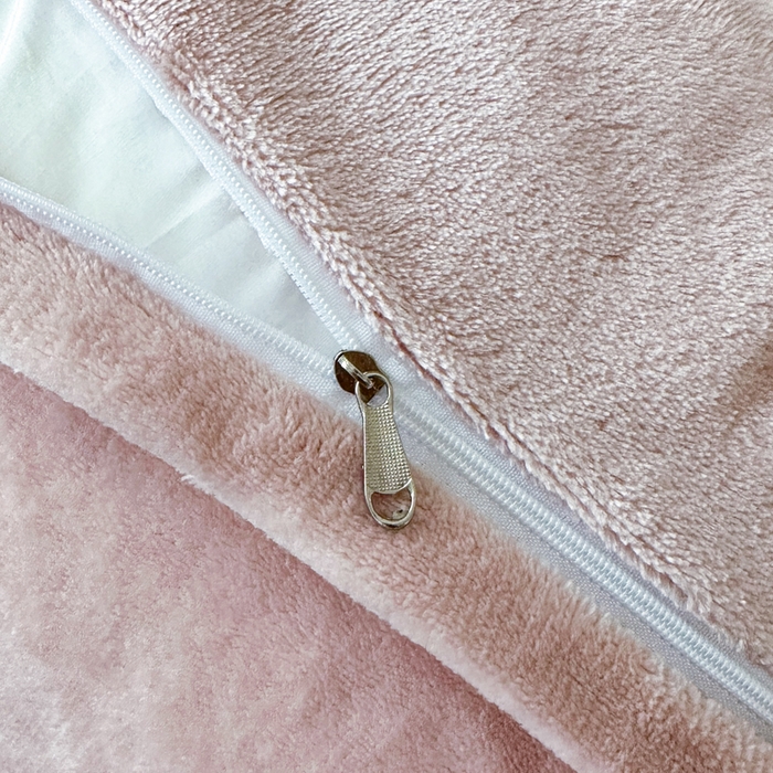 91家纺网 家纺一手货源 找家纺 诺梵家纺 2025新款8.2斤宽边织带雕花绒牛奶绒四件套 云烟-粉