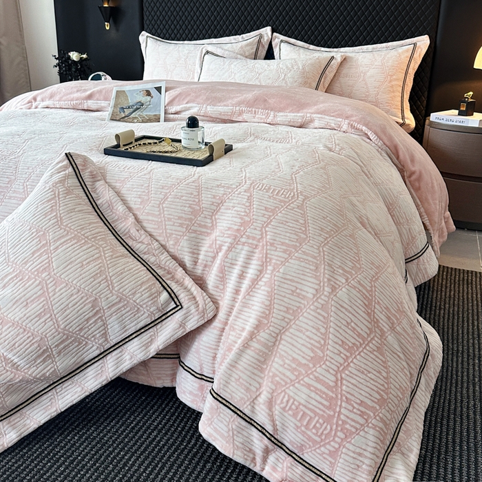 91家纺网 家纺一手货源 找家纺 诺梵家纺 2025新款8.2斤宽边织带雕花绒牛奶绒四件套 云烟-粉