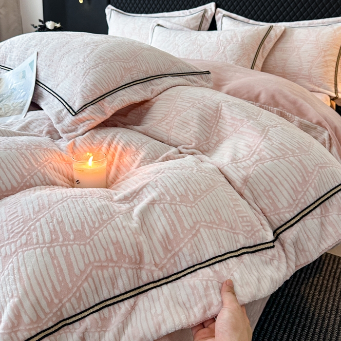 91家纺网 家纺一手货源 找家纺 诺梵家纺 2025新款8.2斤宽边织带雕花绒牛奶绒四件套 云烟-粉