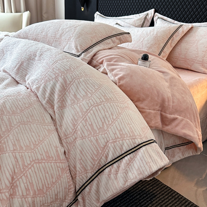 诺梵家纺 2025新款8.2斤宽边织带雕花绒牛奶绒四件套 云烟-粉