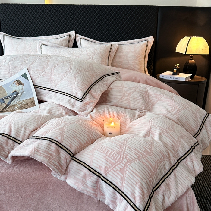 91家纺网 家纺一手货源 找家纺 诺梵家纺 2025新款8.2斤宽边织带雕花绒牛奶绒四件套 云烟-粉