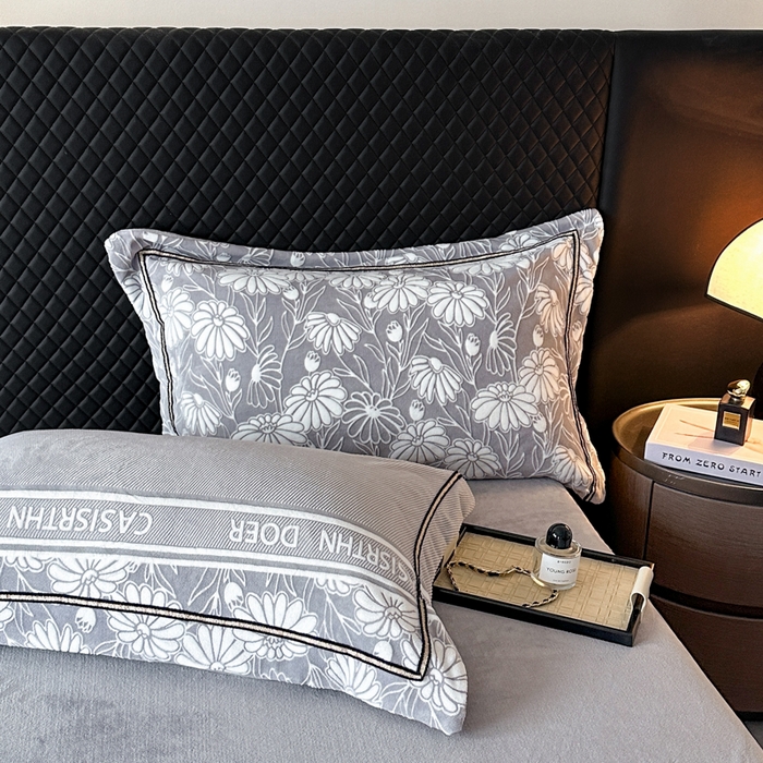 91家纺网 家纺一手货源 找家纺 诺梵家纺 2025新款8.2斤宽边织带雕花绒牛奶绒四件套 清雅-灰