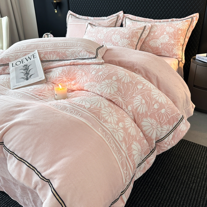 91家纺网 家纺一手货源 找家纺 诺梵家纺 2025新款8.2斤宽边织带雕花绒牛奶绒四件套 清雅-粉