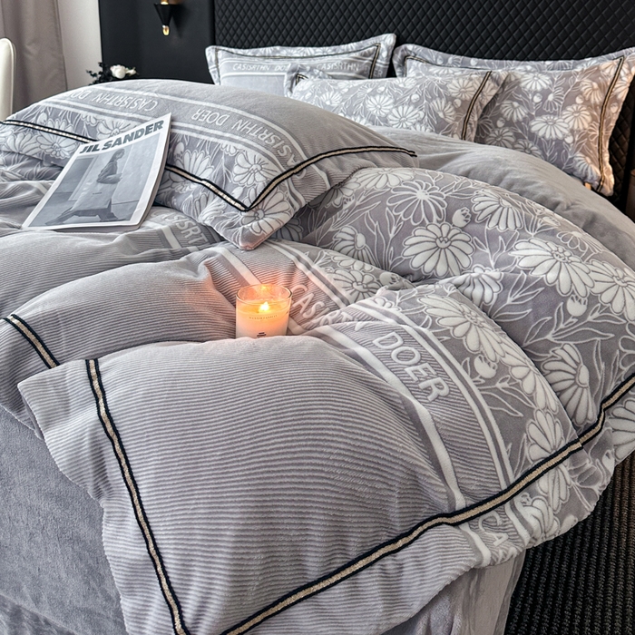 91家纺网 家纺一手货源 找家纺 诺梵家纺 2025新款8.2斤宽边织带雕花绒牛奶绒四件套 清雅-灰