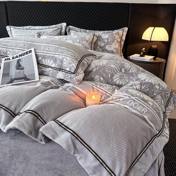 91家纺网 家纺一手货源 找家纺 诺梵家纺 2025新款8.2斤宽边织带雕花绒牛奶绒四件套 清雅-灰