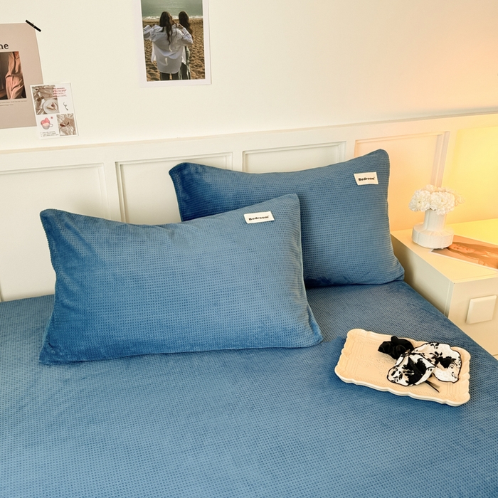 91家纺网 家纺一手货源 找家纺 眠博士 2025新款A类华夫格剪花牛奶绒床笠 剪花床笠-靛青