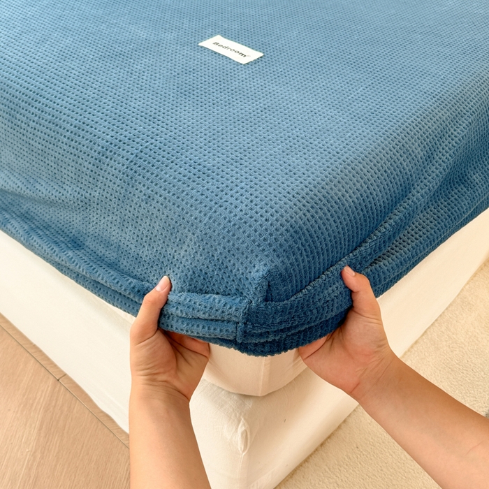 91家纺网 家纺一手货源 找家纺 眠博士 2025新款A类华夫格剪花牛奶绒床笠 剪花床笠-靛青