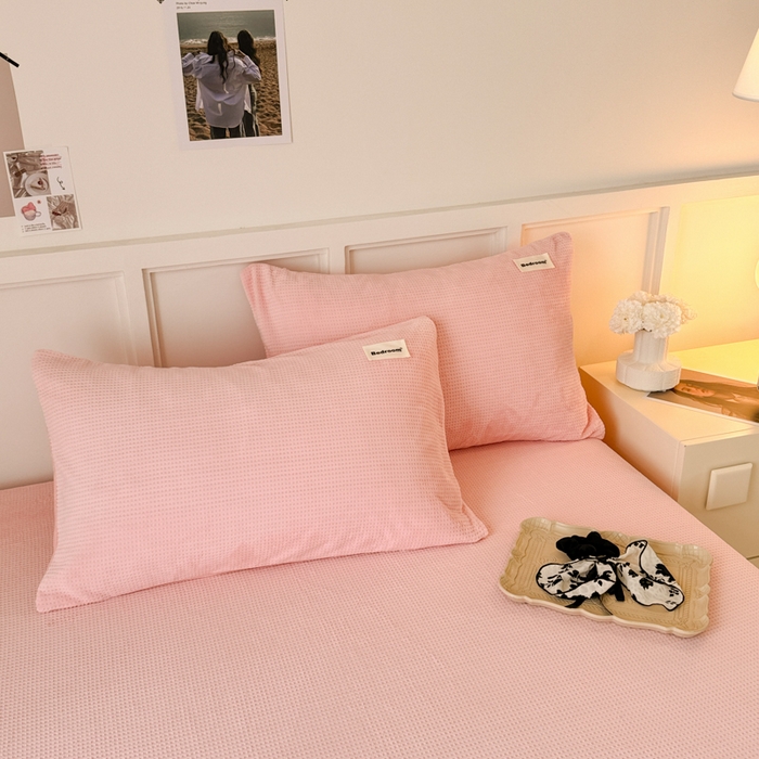 91家纺网 家纺一手货源 找家纺 眠博士 2025新款A类华夫格剪花牛奶绒床笠 剪花床笠-粉色