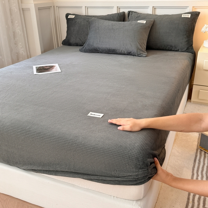 91家纺网 家纺一手货源 找家纺 眠博士 2025新款A类华夫格剪花牛奶绒床笠 剪花床笠-深灰