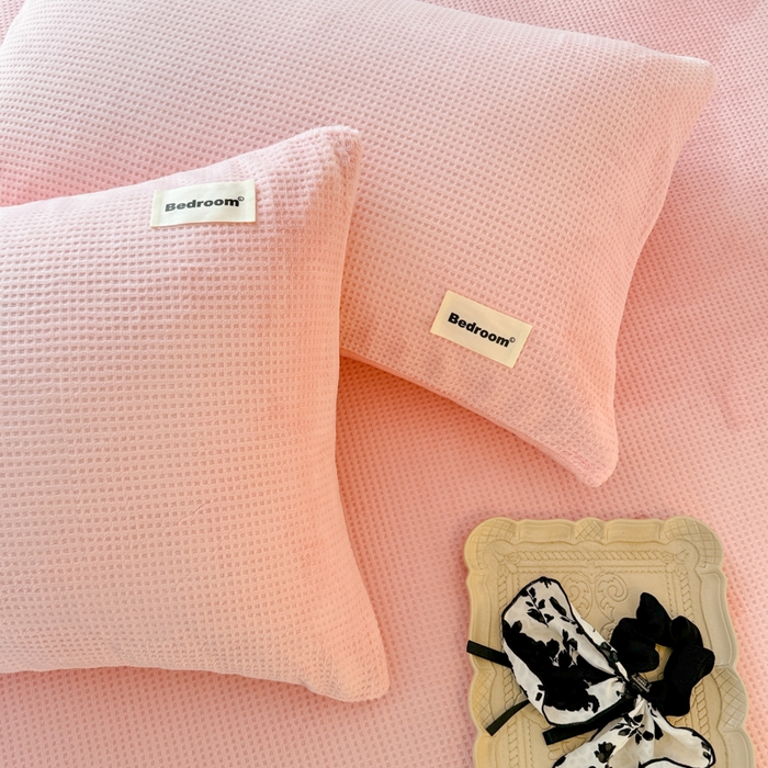 91家纺网 家纺一手货源 找家纺 眠博士 2025新款A类华夫格剪花牛奶绒床笠 剪花床笠-粉色