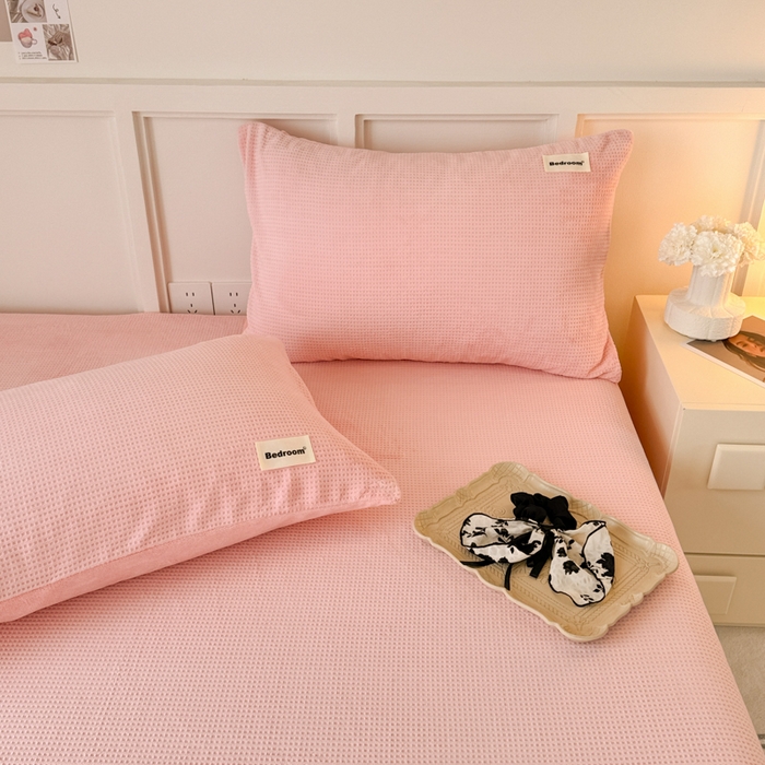 91家纺网 家纺一手货源 找家纺 眠博士 2025新款A类华夫格剪花牛奶绒床笠 剪花床笠-粉色