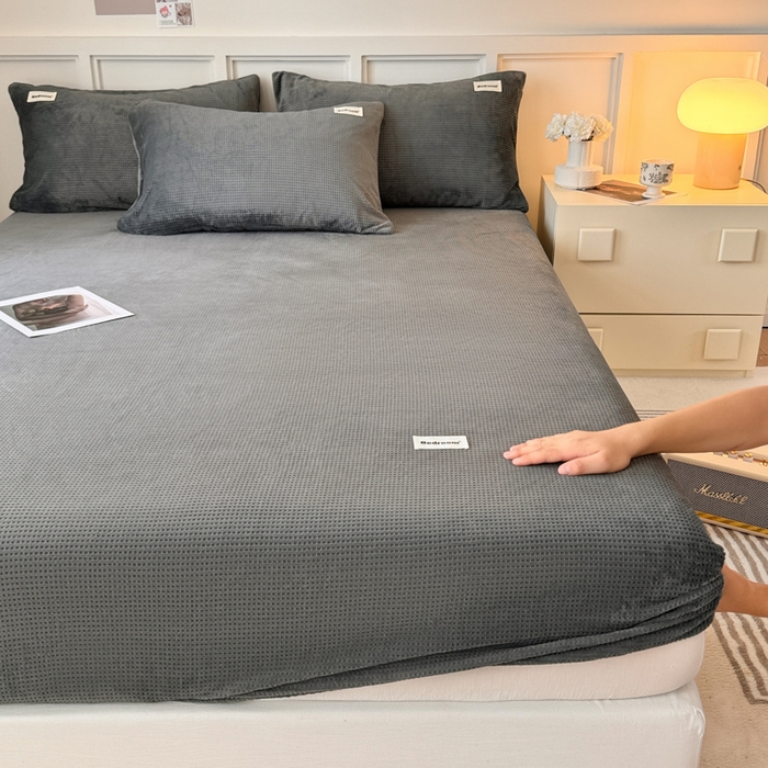 91家纺网 家纺一手货源 找家纺 眠博士 2025新款A类华夫格剪花牛奶绒床笠 剪花床笠-深灰