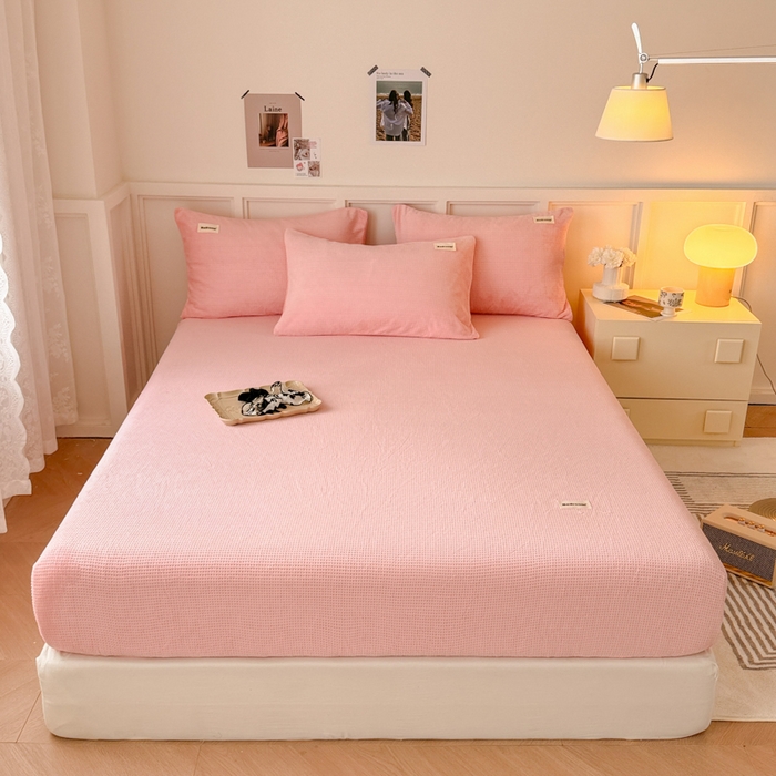 91家纺网 家纺一手货源 找家纺 眠博士 2025新款A类华夫格剪花牛奶绒床笠 剪花床笠-粉色