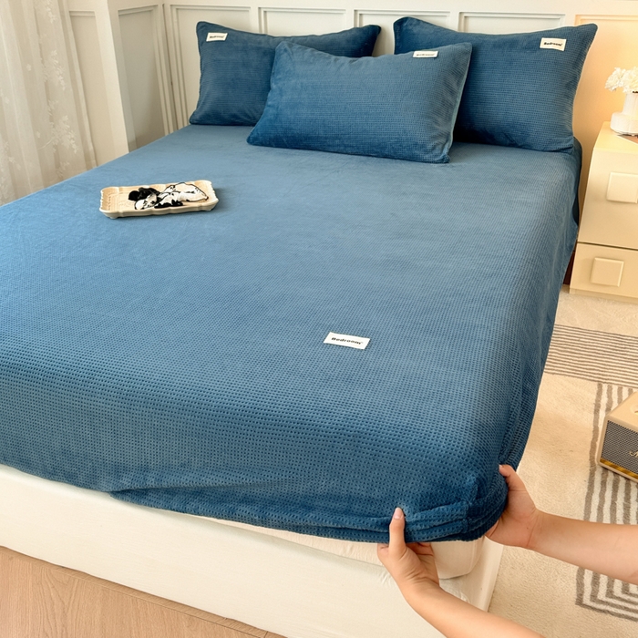 91家纺网 家纺一手货源 找家纺 眠博士 2025新款A类华夫格剪花牛奶绒床笠 剪花床笠-靛青