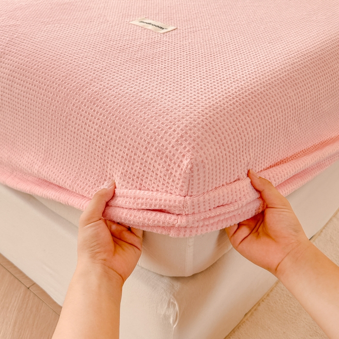 91家纺网 家纺一手货源 找家纺 眠博士 2025新款A类华夫格剪花牛奶绒床笠 剪花床笠-粉色