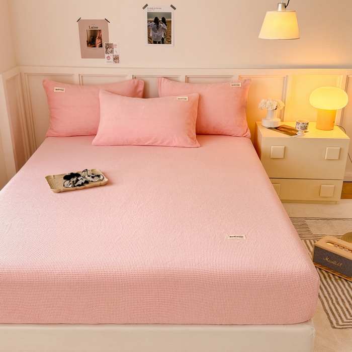 91家纺网 家纺一手货源 找家纺 眠博士 2025新款A类华夫格剪花牛奶绒床笠 剪花床笠-粉色