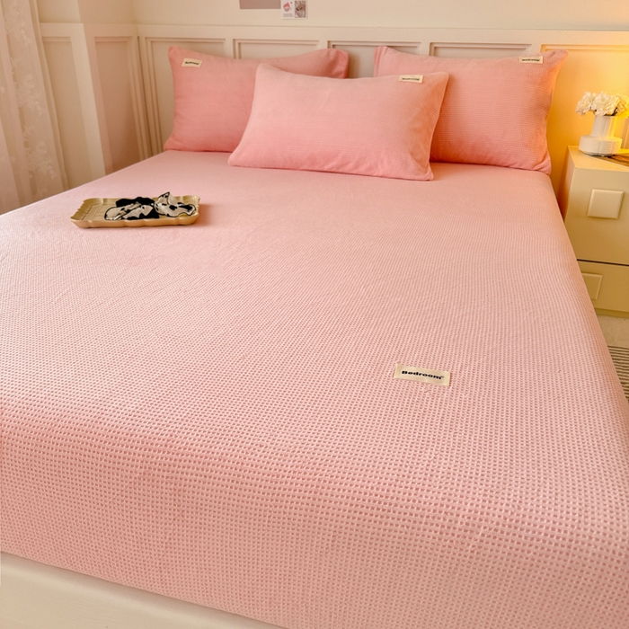 91家纺网 家纺一手货源 找家纺 眠博士 2025新款A类华夫格剪花牛奶绒床笠 剪花床笠-粉色