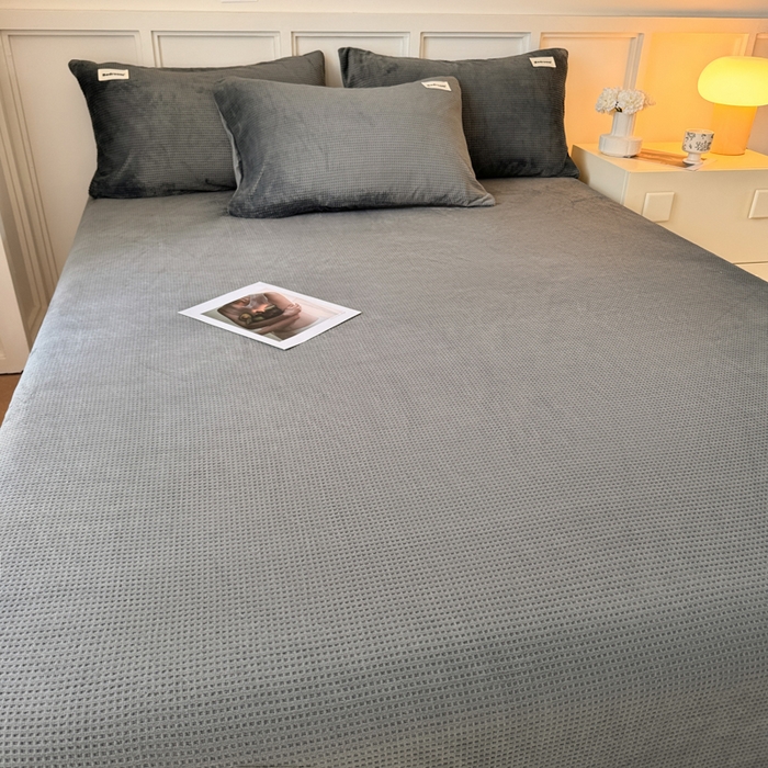 91家纺网 家纺一手货源 找家纺 眠博士 2025新款A类华夫格剪花牛奶绒床笠 剪花床笠-深灰