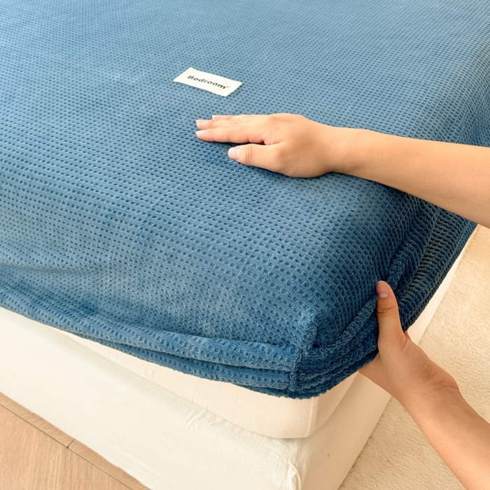 91家纺网 家纺一手货源 找家纺 眠博士 2025新款A类华夫格剪花牛奶绒床笠 剪花床笠-靛青