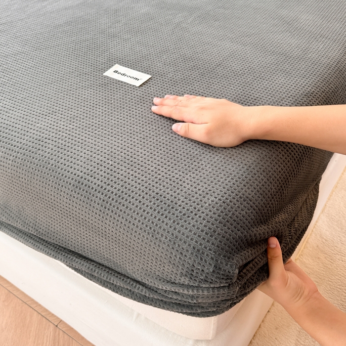 91家纺网 家纺一手货源 找家纺 眠博士 2025新款A类华夫格剪花牛奶绒床笠 剪花床笠-深灰