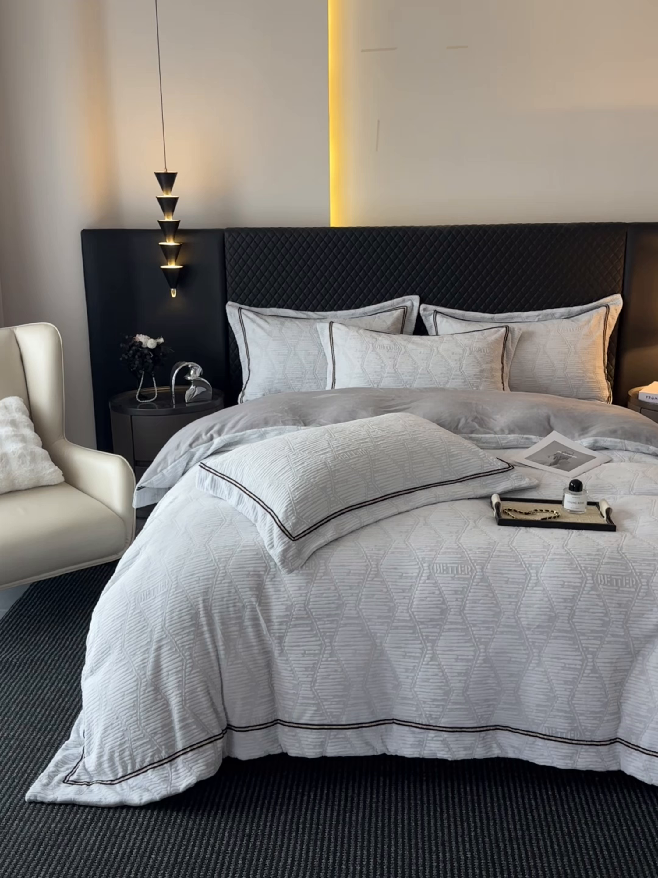 91家纺网 家纺一手货源 找家纺 诺梵家纺 2025新款8.2斤宽边织带雕花绒牛奶绒四件套 云烟-灰