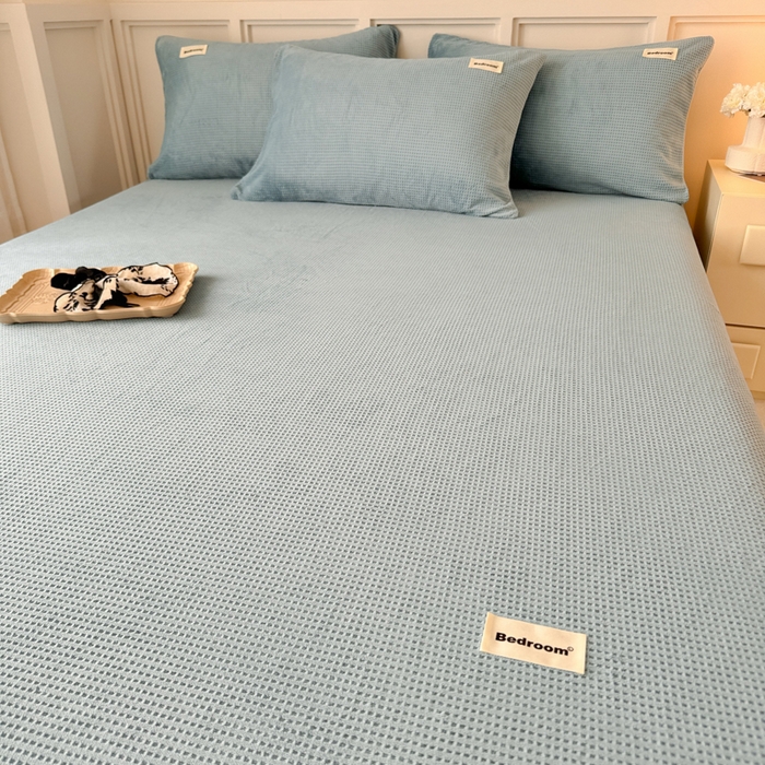 91家纺网 家纺一手货源 找家纺 眠博士 2025新款A类华夫格剪花牛奶绒床笠 剪花床笠-雾霾蓝