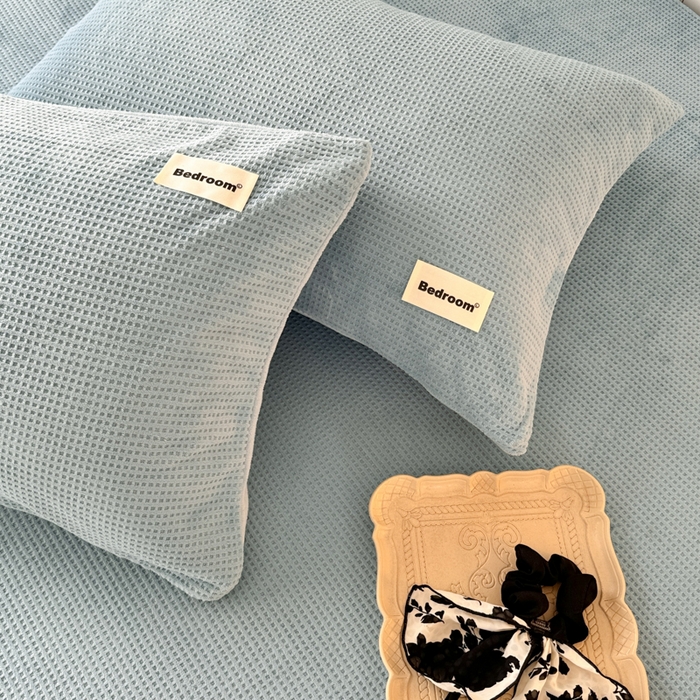 91家纺网 家纺一手货源 找家纺 眠博士 2025新款A类华夫格剪花牛奶绒床笠 剪花床笠-雾霾蓝