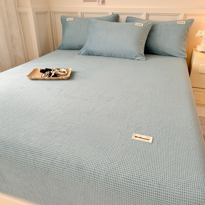 91家纺网 家纺一手货源 找家纺 眠博士 2025新款A类华夫格剪花牛奶绒床笠 剪花床笠-雾霾蓝