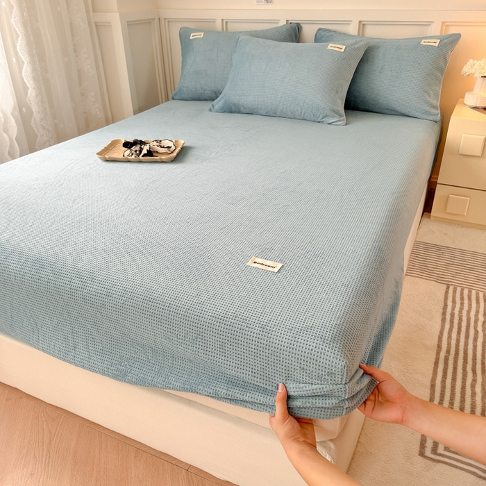 91家纺网 家纺一手货源 找家纺 眠博士 2025新款A类华夫格剪花牛奶绒床笠 剪花床笠-雾霾蓝