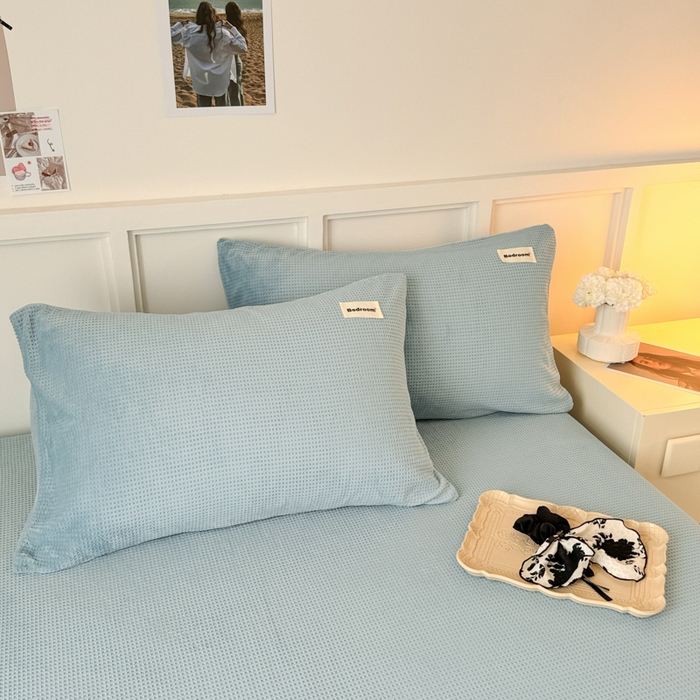 91家纺网 家纺一手货源 找家纺 眠博士 2025新款A类华夫格剪花牛奶绒床笠 剪花床笠-雾霾蓝