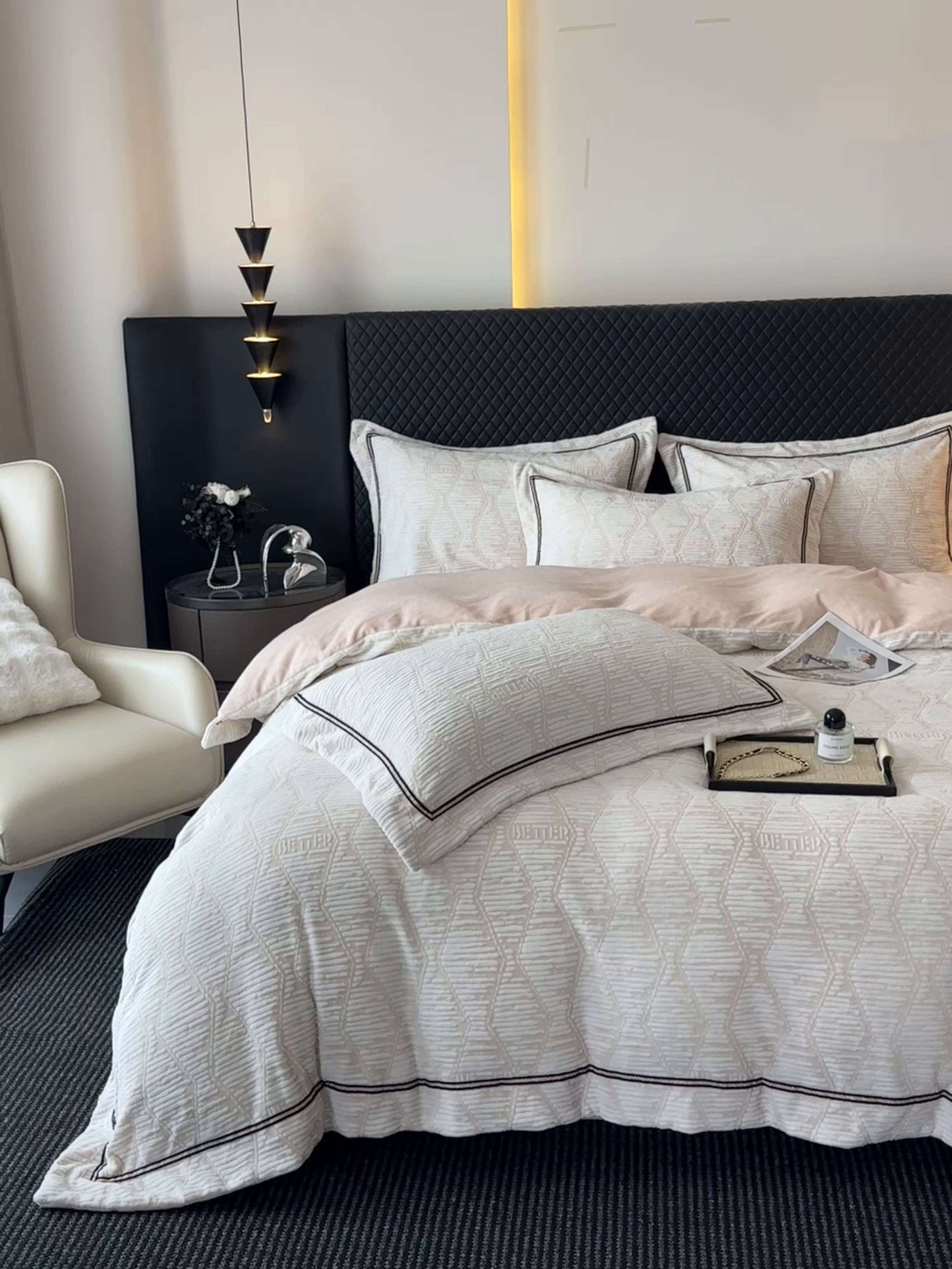 91家纺网 家纺一手货源 找家纺 诺梵家纺 2025新款8.2斤宽边织带雕花绒牛奶绒四件套 云烟-黄