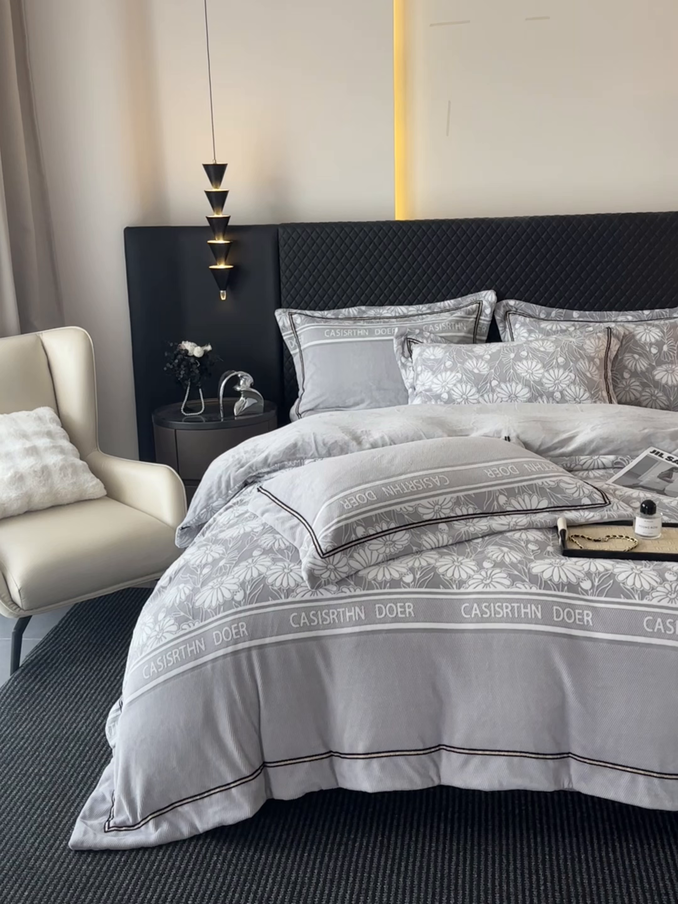 91家纺网 家纺一手货源 找家纺 诺梵家纺 2025新款8.2斤宽边织带雕花绒牛奶绒四件套 清雅-灰