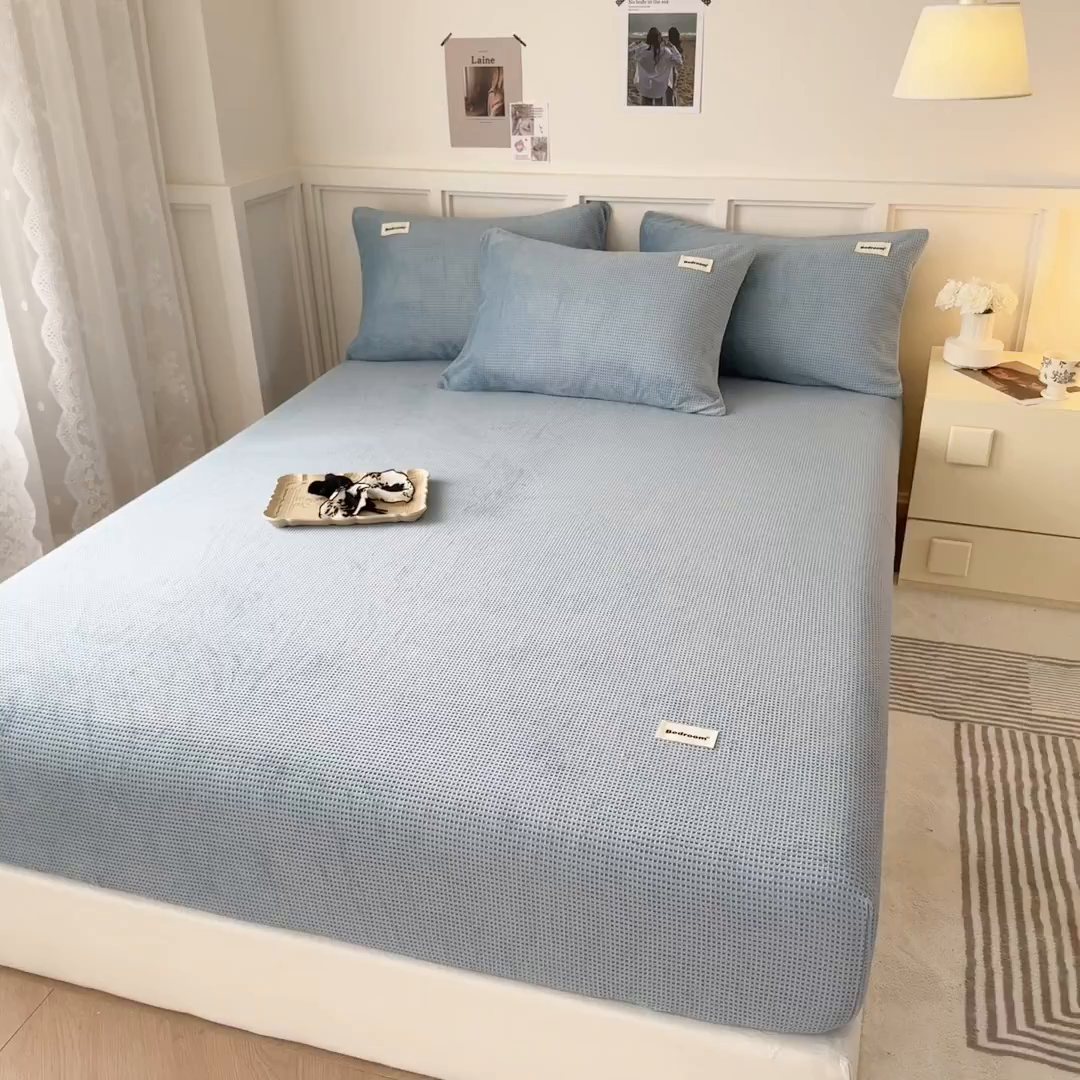 91家纺网 家纺一手货源 找家纺 眠博士 2025新款A类华夫格剪花牛奶绒床笠 剪花床笠-雾霾蓝