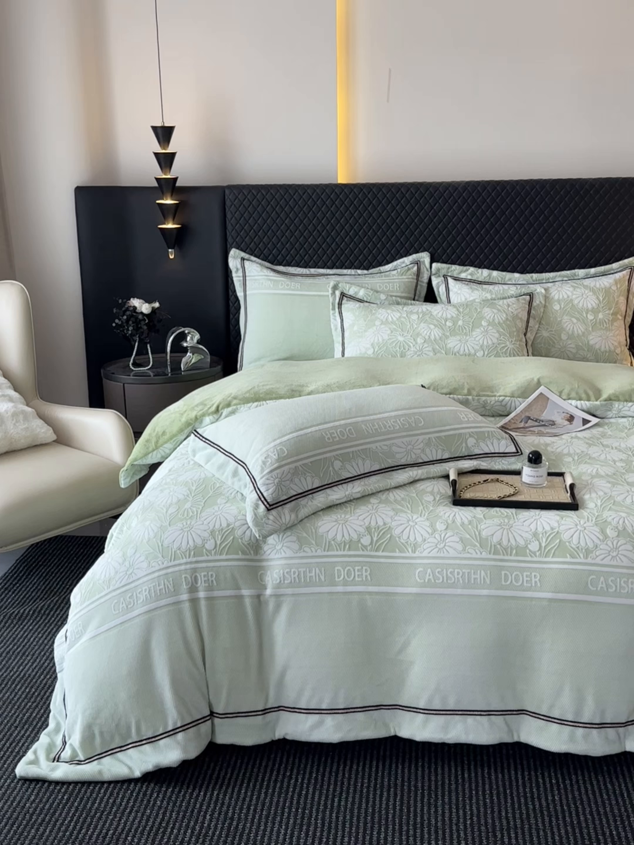 91家纺网 家纺一手货源 找家纺 诺梵家纺 2025新款8.2斤宽边织带雕花绒牛奶绒四件套 清雅-绿