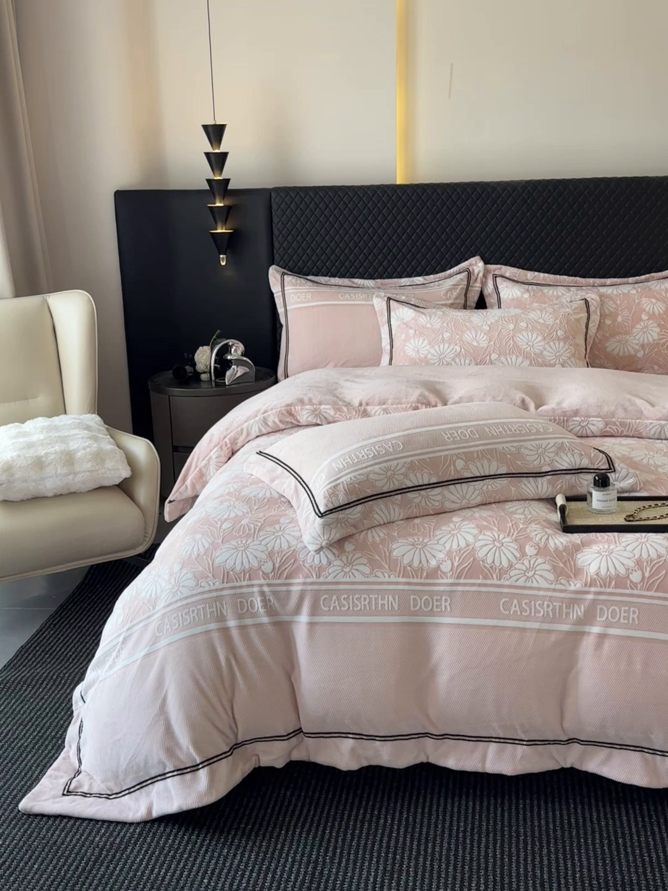 91家纺网 家纺一手货源 找家纺 诺梵家纺 2025新款8.2斤宽边织带雕花绒牛奶绒四件套 清雅-粉