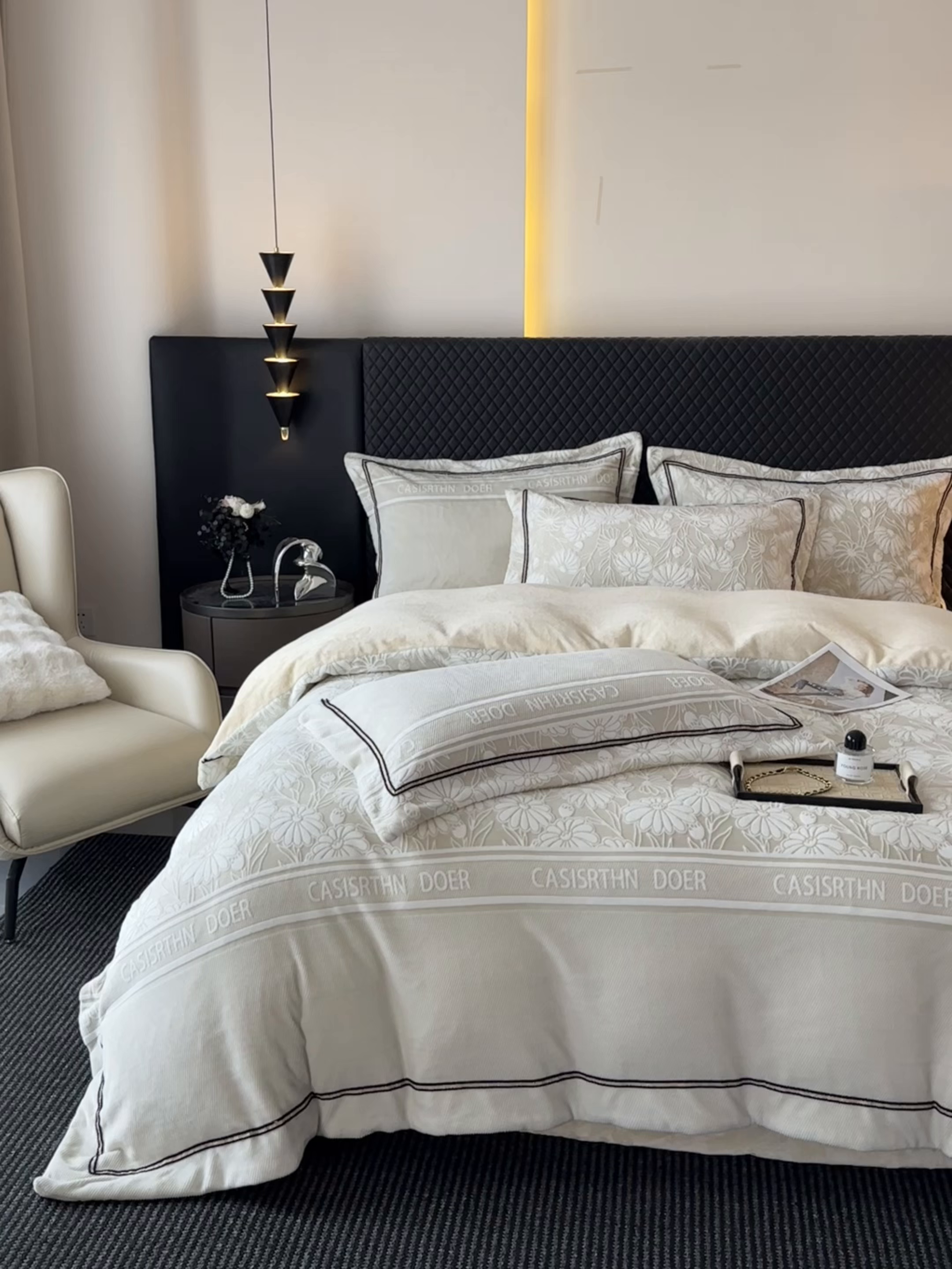 91家纺网 家纺一手货源 找家纺 诺梵家纺 2025新款8.2斤宽边织带雕花绒牛奶绒四件套 清雅-黄