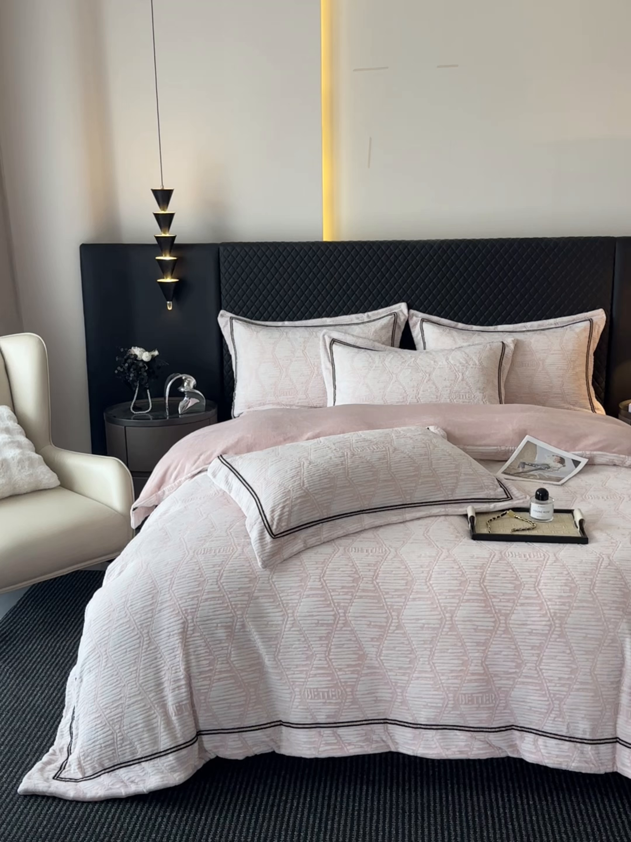 91家纺网 家纺一手货源 找家纺 诺梵家纺 2025新款8.2斤宽边织带雕花绒牛奶绒四件套 云烟-粉