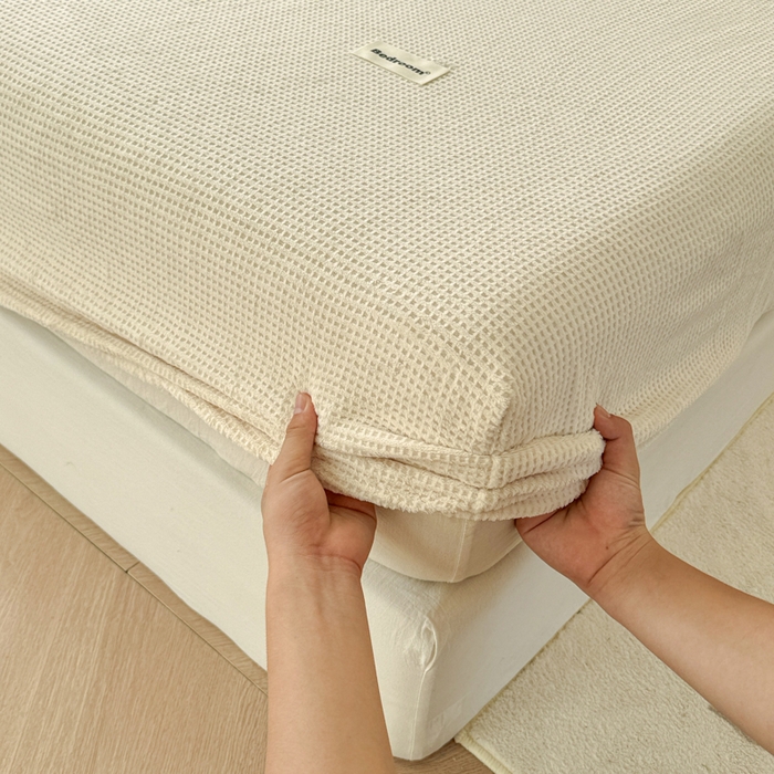 91家纺网 家纺一手货源 找家纺 眠博士 2025新款A类华夫格剪花牛奶绒床笠 剪花床笠-奶黄