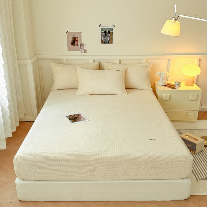 91家纺网 家纺一手货源 找家纺 眠博士 2025新款A类华夫格剪花牛奶绒床笠 剪花床笠-奶黄