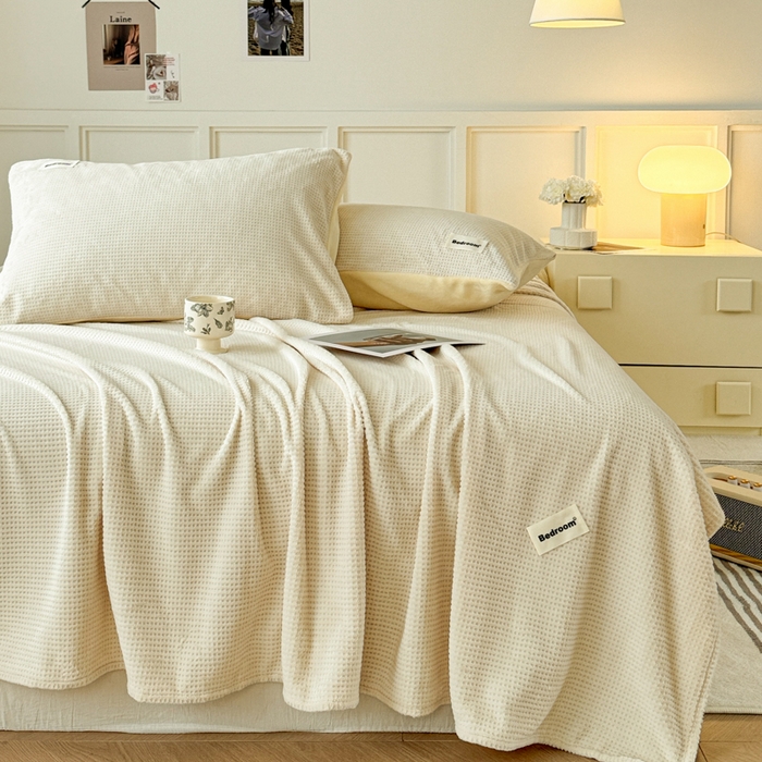 91家纺网 家纺一手货源 找家纺 眠博士 2025新款A类华夫格剪花牛奶绒床单多功能盖毯 剪花床单-奶黄