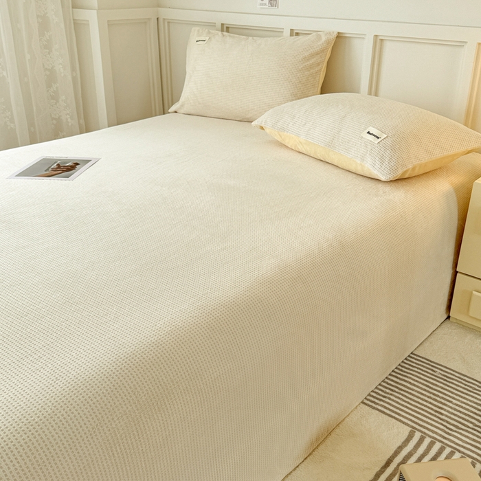 91家纺网 家纺一手货源 找家纺 眠博士 2025新款A类华夫格剪花牛奶绒床单多功能盖毯 剪花床单-奶黄