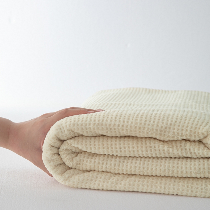 91家纺网 家纺一手货源 找家纺 眠博士 2025新款A类华夫格剪花牛奶绒床单多功能盖毯 剪花床单-奶黄