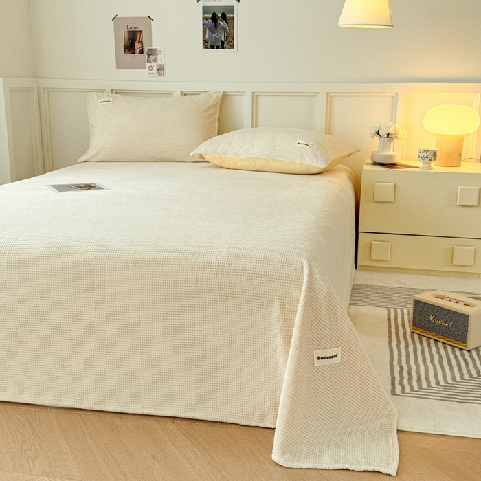 91家纺网 家纺一手货源 找家纺 眠博士 2025新款A类华夫格剪花牛奶绒床单多功能盖毯 剪花床单-奶黄