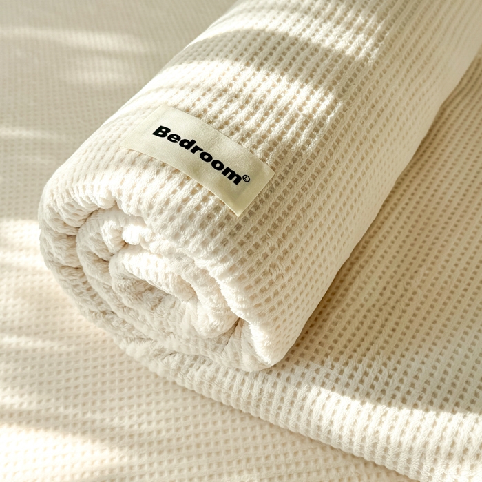 91家纺网 家纺一手货源 找家纺 眠博士 2025新款A类华夫格剪花牛奶绒床单多功能盖毯 剪花床单-奶黄