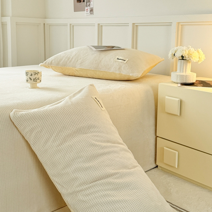 91家纺网 家纺一手货源 找家纺 眠博士 2025新款A类华夫格剪花牛奶绒床单多功能盖毯 剪花床单-奶黄