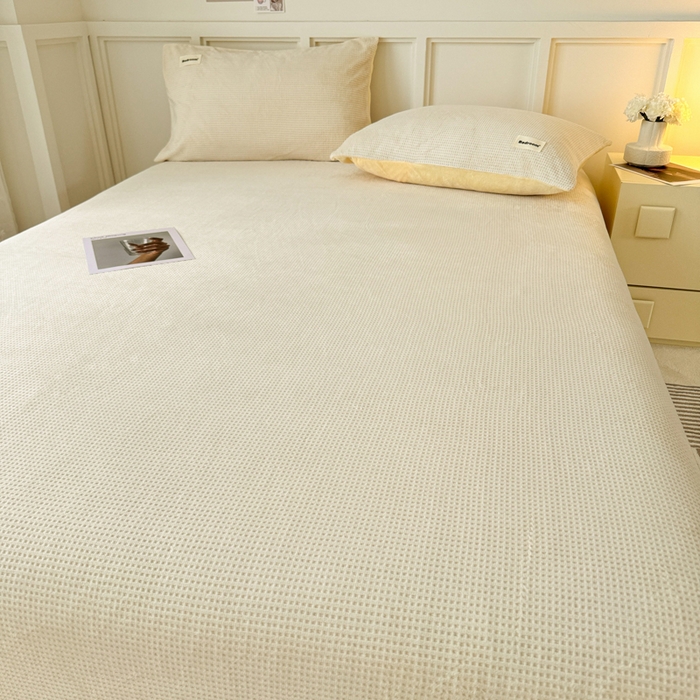 91家纺网 家纺一手货源 找家纺 眠博士 2025新款A类华夫格剪花牛奶绒床单多功能盖毯 剪花床单-奶黄