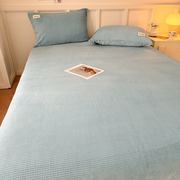 91家纺网 家纺一手货源 找家纺 眠博士 2025新款A类华夫格剪花牛奶绒床单多功能盖毯 剪花床单-雾霾蓝