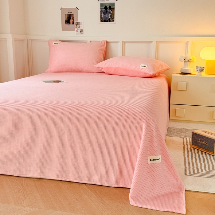 91家纺网 家纺一手货源 找家纺 眠博士 2025新款A类华夫格剪花牛奶绒床单多功能盖毯 剪花床单-粉色